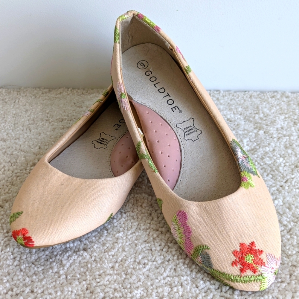 NWOT Gold Toe Floral Embroidered Ballet Flats